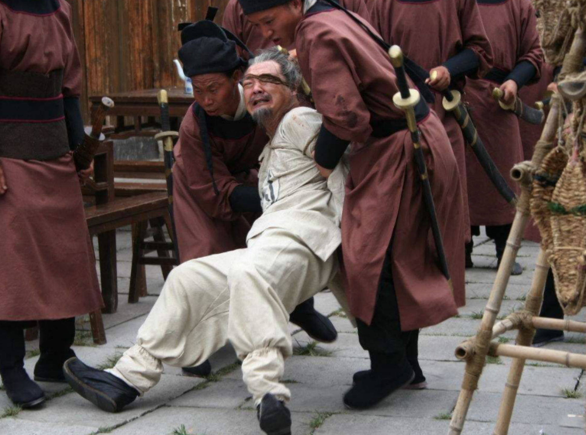 在古代无论是什么身份,只要犯错,屁股就会挨板子,这是为什么?