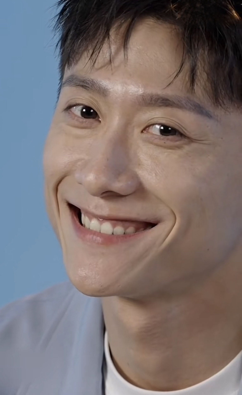 一直喜欢张一山,痞帅还幽默.