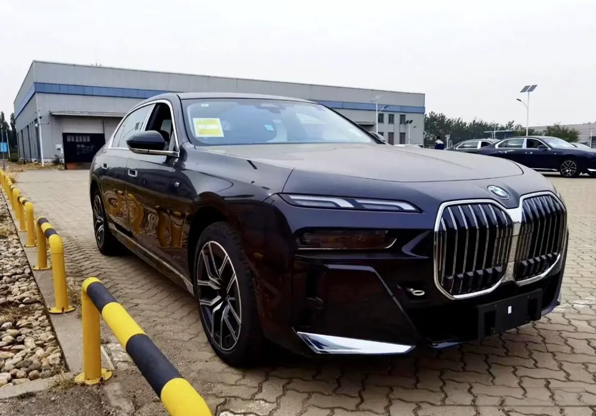 新宝马7系抵达天津港,驾驭这"眯眼大鼻孔",需要点勇气