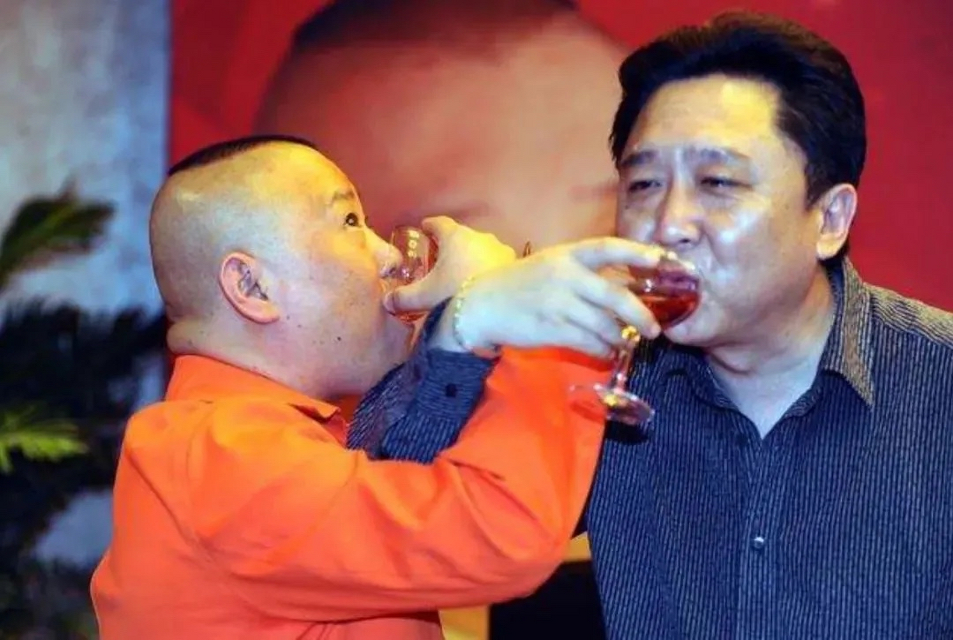 一次,鲁豫问于谦:"你们平时出去聚餐,会叫着郭德纲一起去吗?