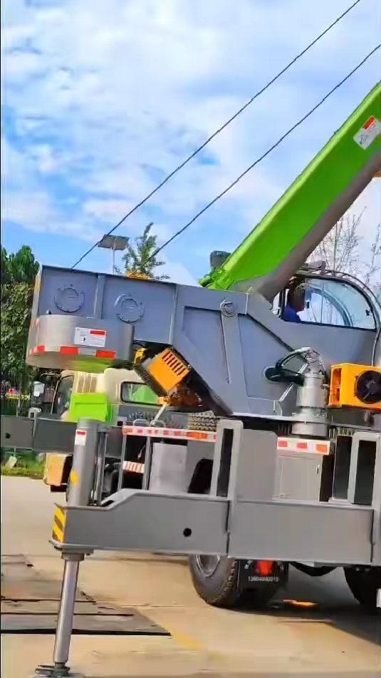 16吨极光绿汽车吊客户试车中!