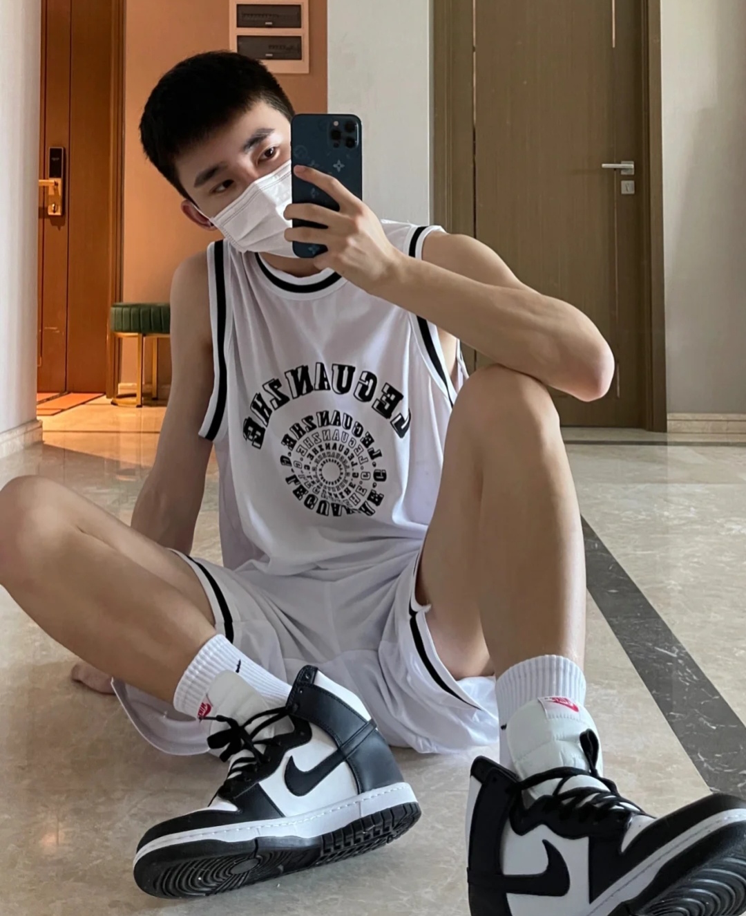 身穿运动服的大1体育生,188cm身高大长腿,瘦高身材更显年轻范!