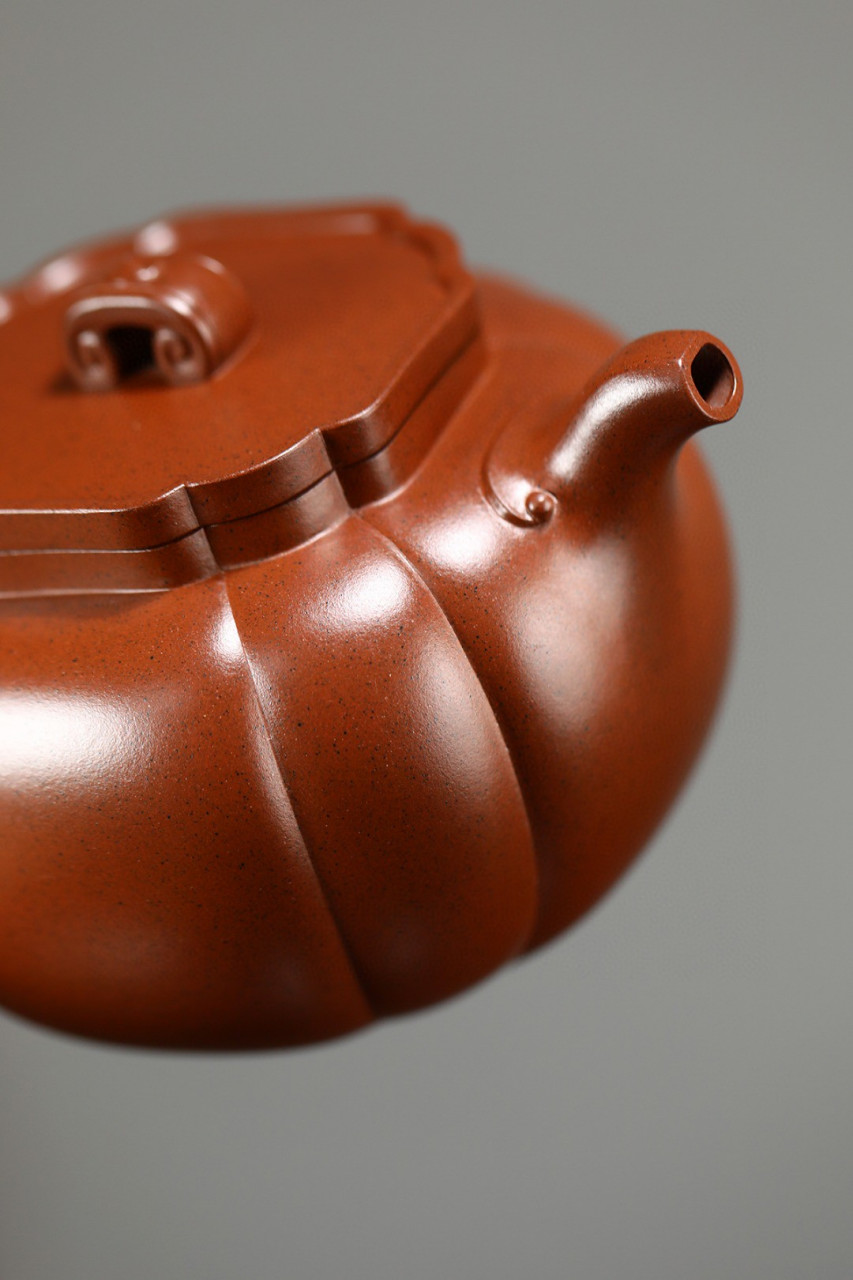 太极如意|优质紫泥|350cc|全手  筋纹贯穿壶身,线条清晰挺括,嘴把搭配