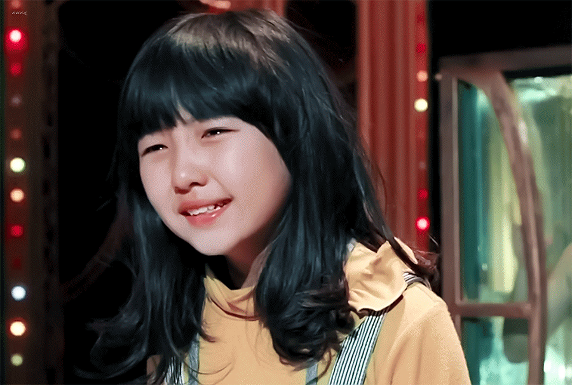 张子枫感觉就是天生的演员,她的笑容可以迷人也可以瘆人!