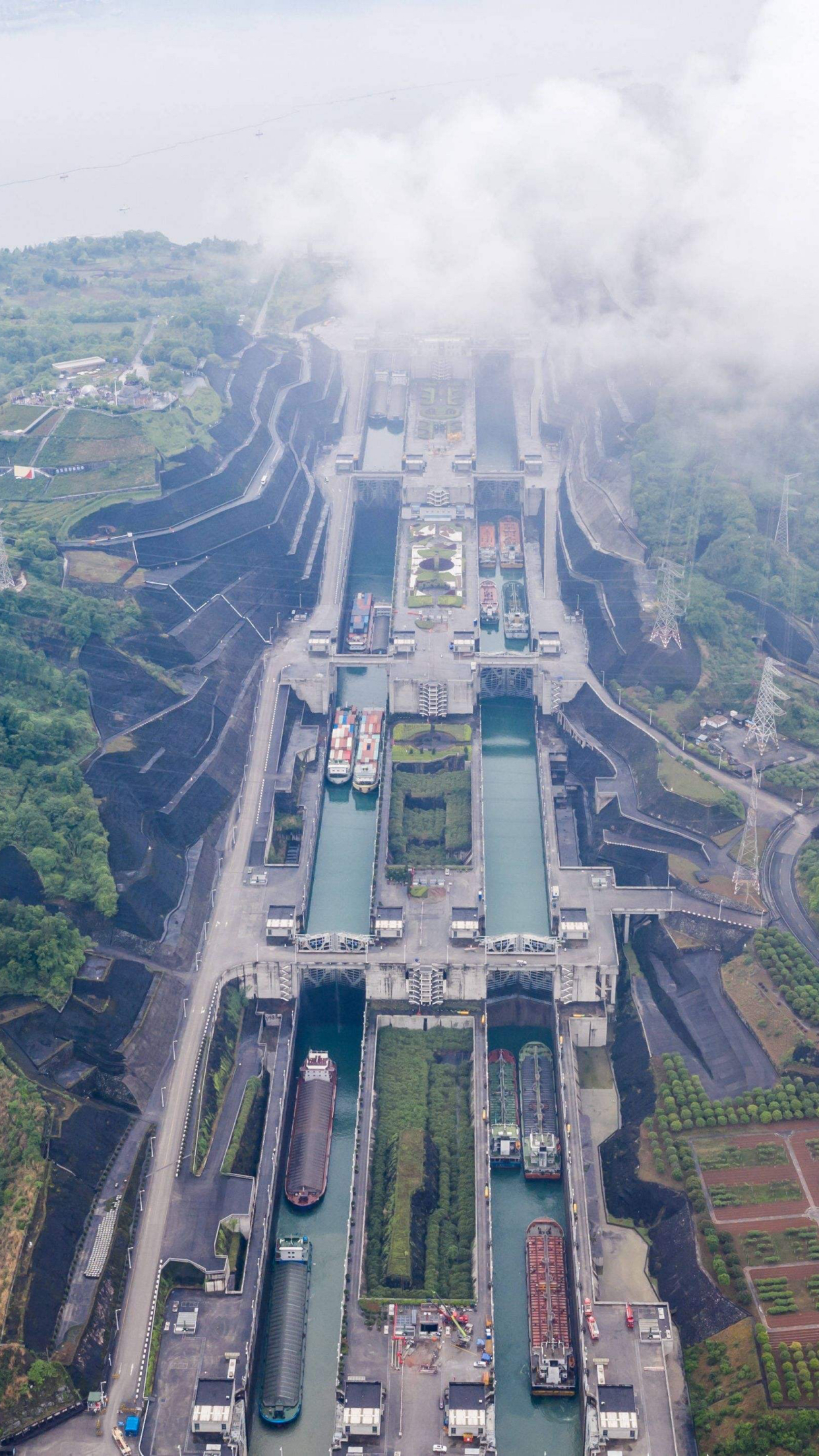 实拍三峡大坝五级船闸,巨轮翻坝十分震撼!