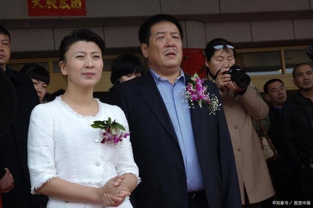 闫学晶:一婚嫁大10岁离异富商,二婚45岁高龄生女,如今幸福美满