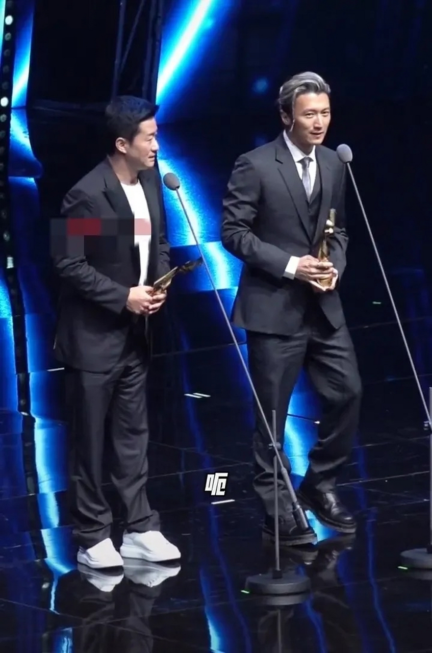 吴京谢霆锋上台演讲有点尴尬,谢霆锋真的很有礼貌,没一点架子[good]