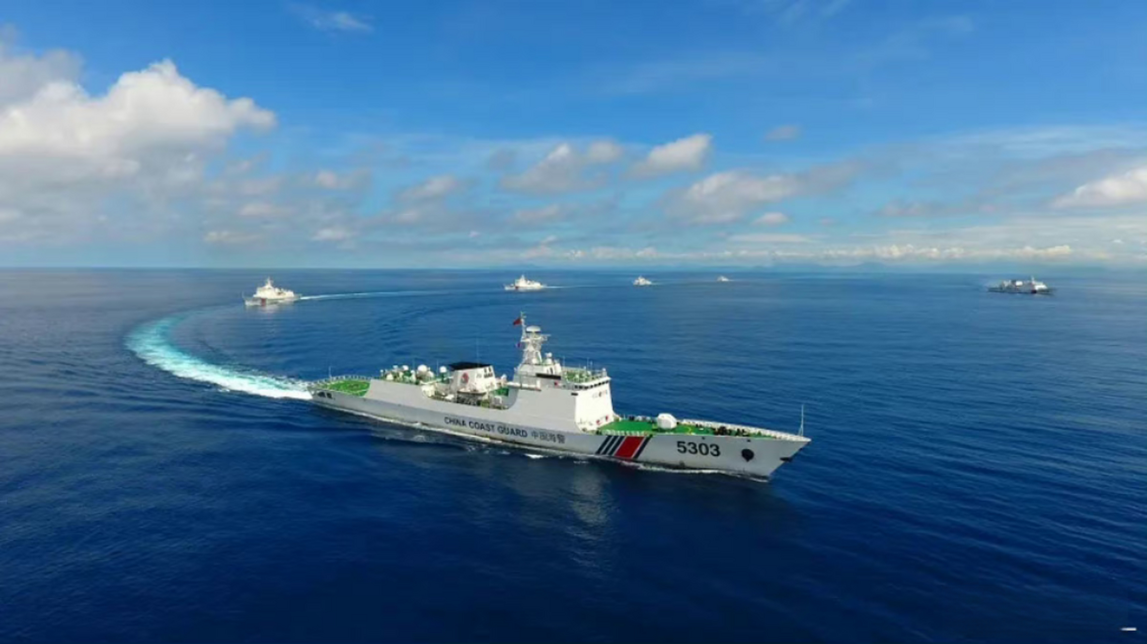 来,看看大国海警的气势,054版海警船与5901万吨海警船联合巡逻万里海