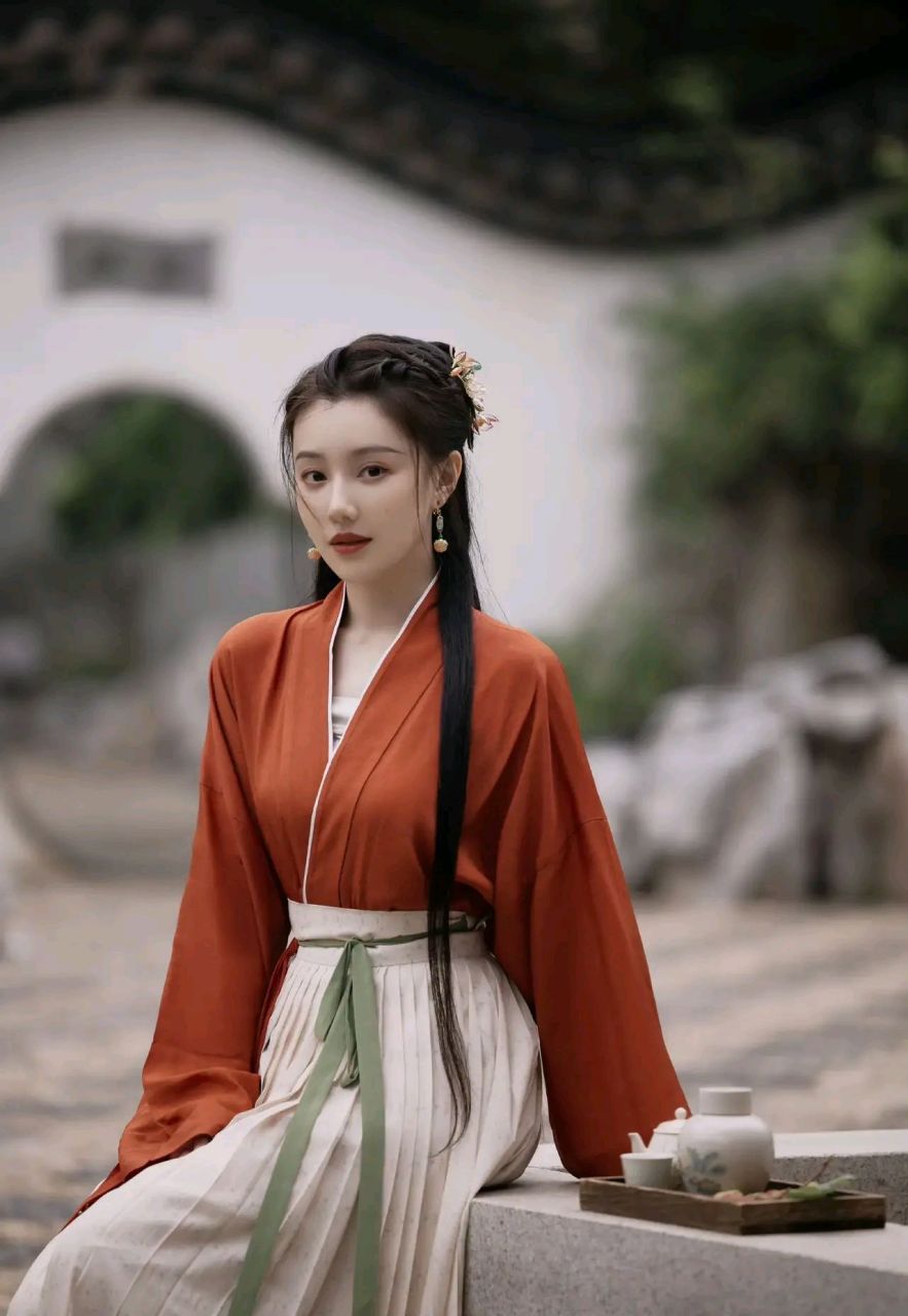 《莲花楼》两位女演员:王鹤润,陈意涵,古风写真对比,一位明艳动人,一