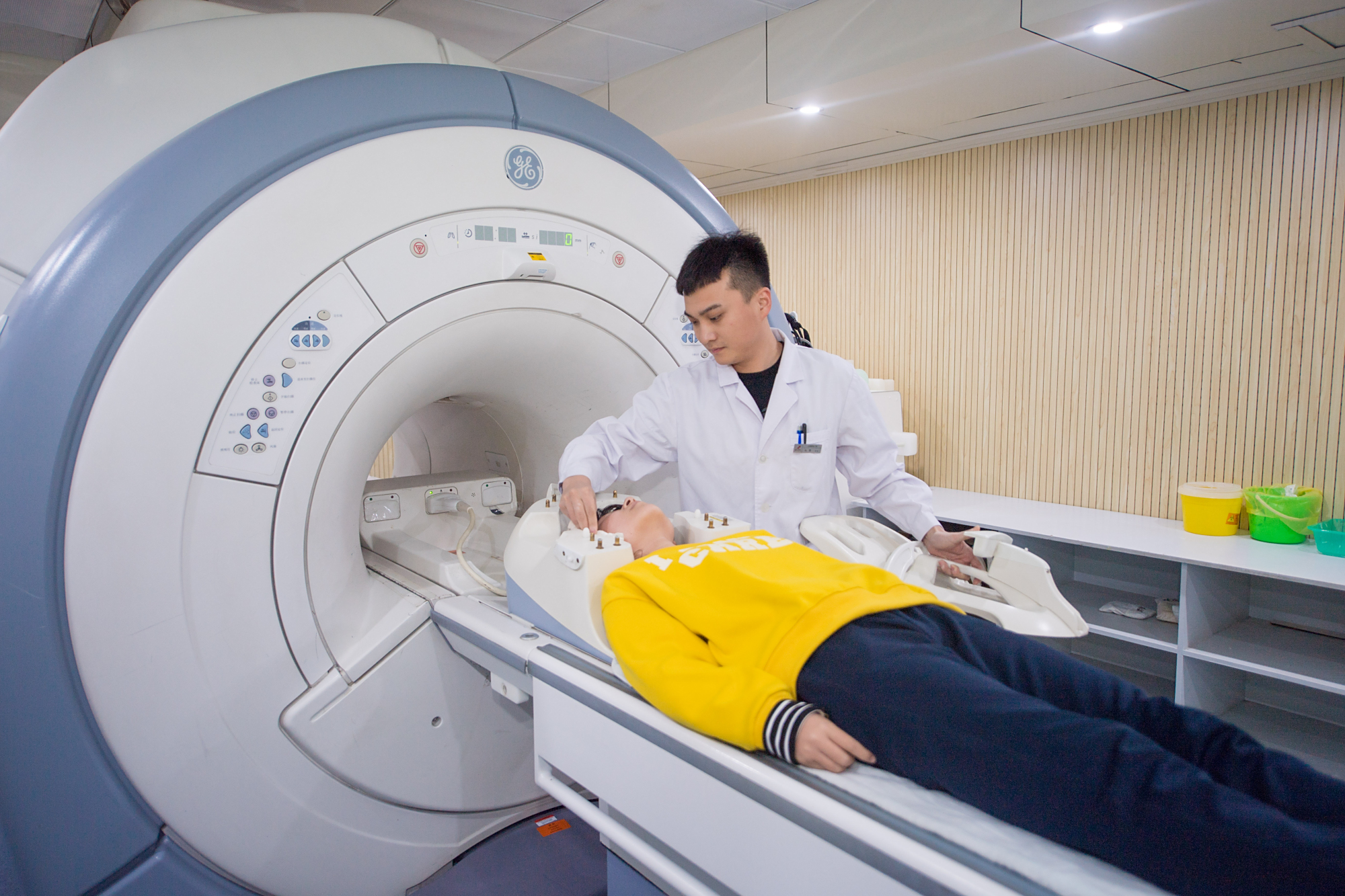 李阿姨对身体的担忧引发了她对医学检查的关注.前两天,与她一同