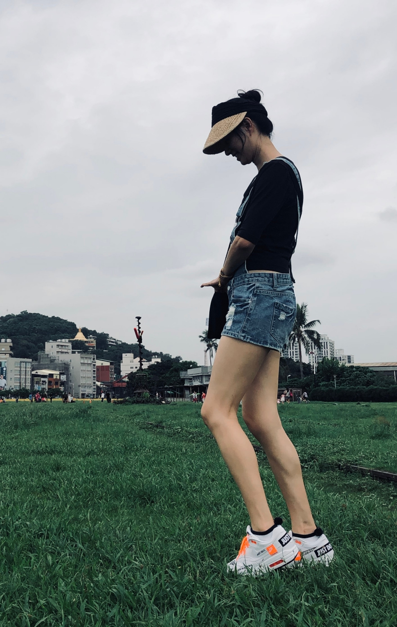 倪虹洁外出穿蓝色牛仔热裤秀美腿#明星生图大赏