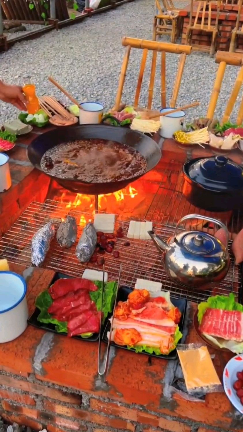 农场里的围炉火锅简直不要太巴适-度小视