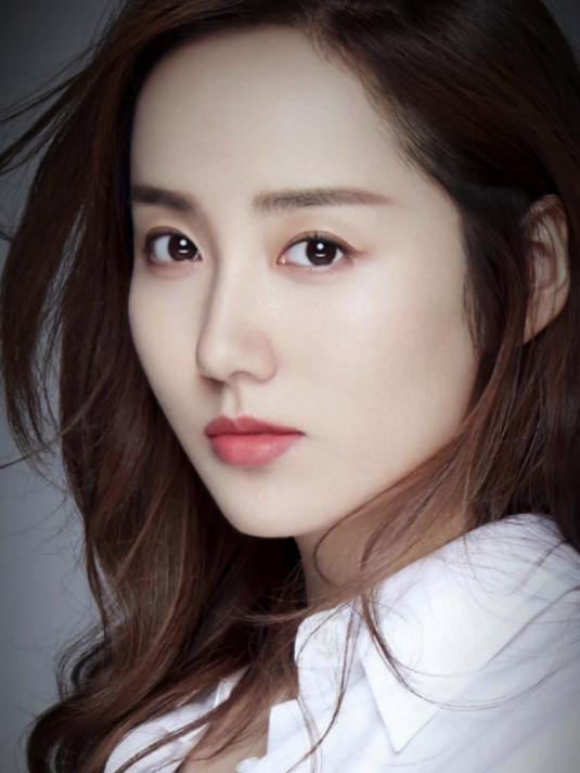 女明星图片:吕一