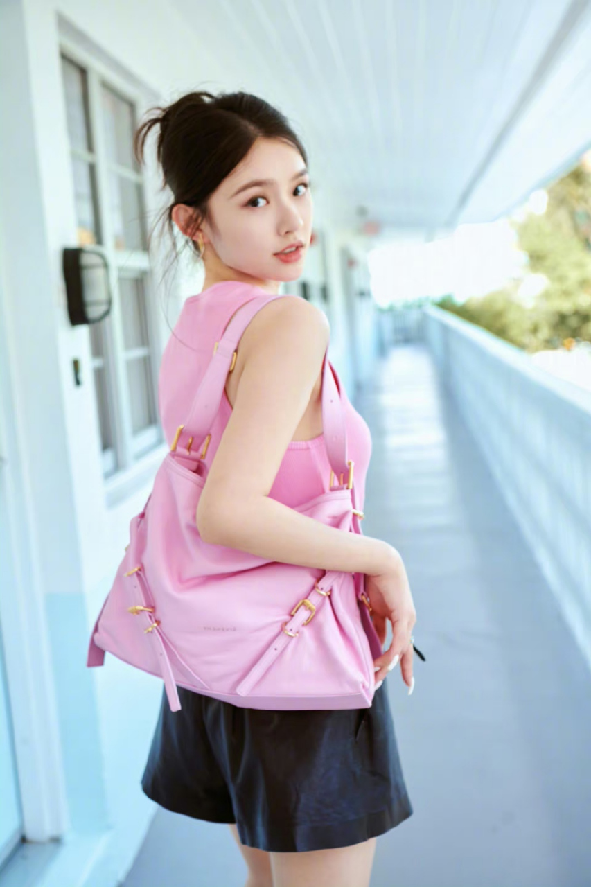 林允# 一袭粉色穿搭,清纯妩媚的容颜,窈窕曼妙的身材,白皙水嫩的大