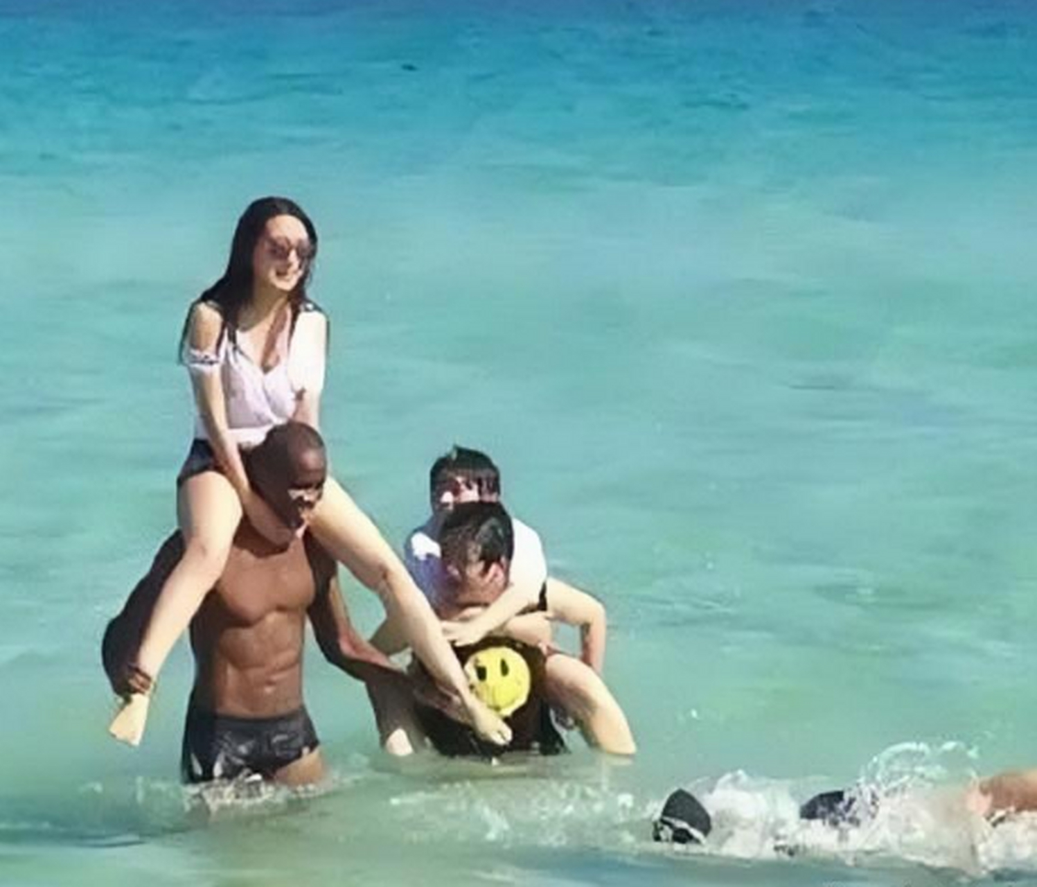 早年间,马苏在拍摄一组写真照时与一个身材强壮的黑人"鸳鸯戏水"时的