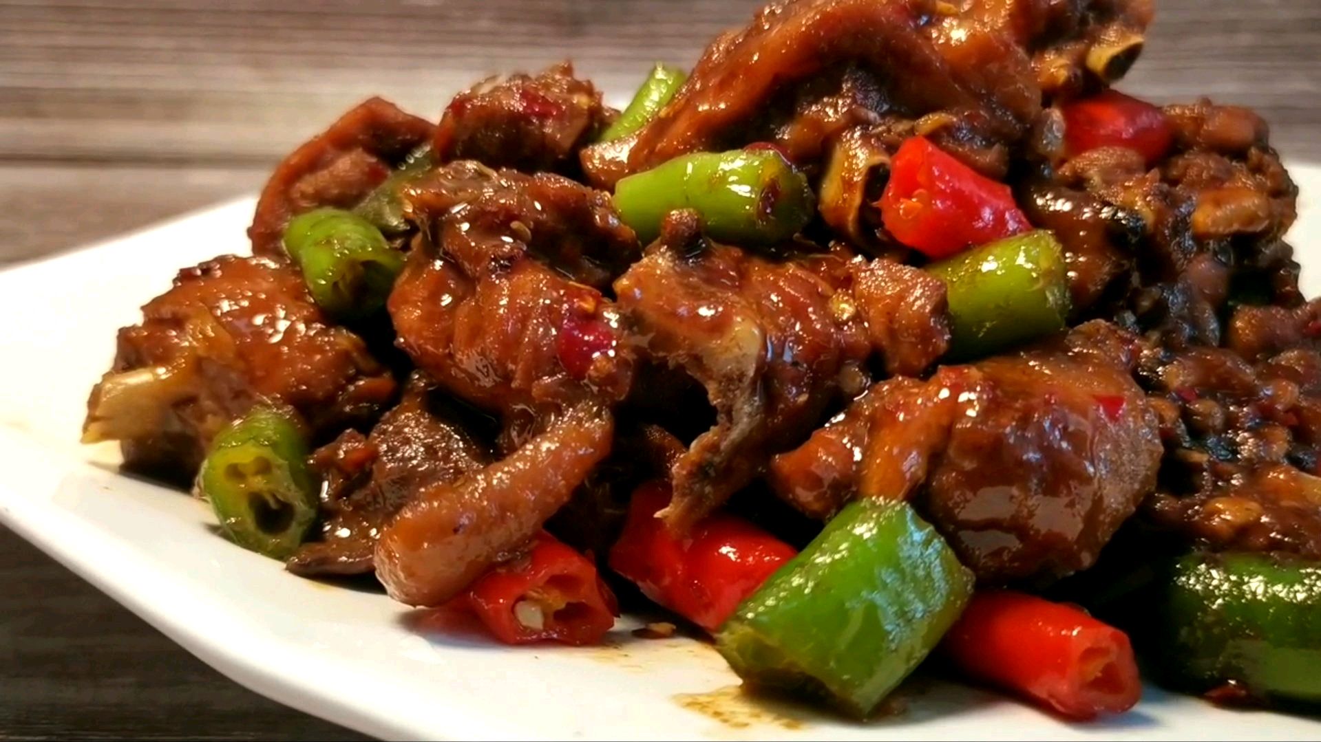家常辣椒小炒鸡的做法，不加一滴水，鸡肉滑嫩又鲜香，太好吃了