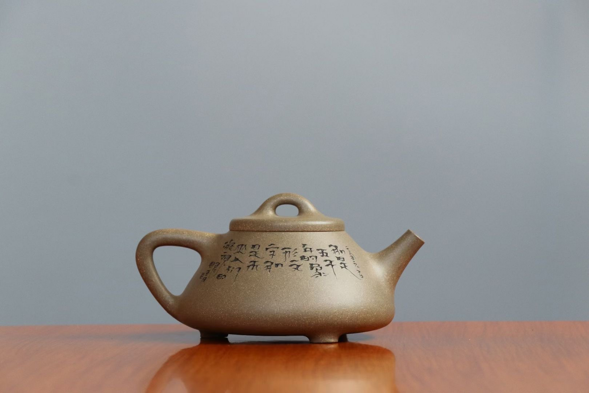 黄龙山原矿古法老青段,砂质感强,颗粒丰富,新壶貌不惊人灰头土脸的,一