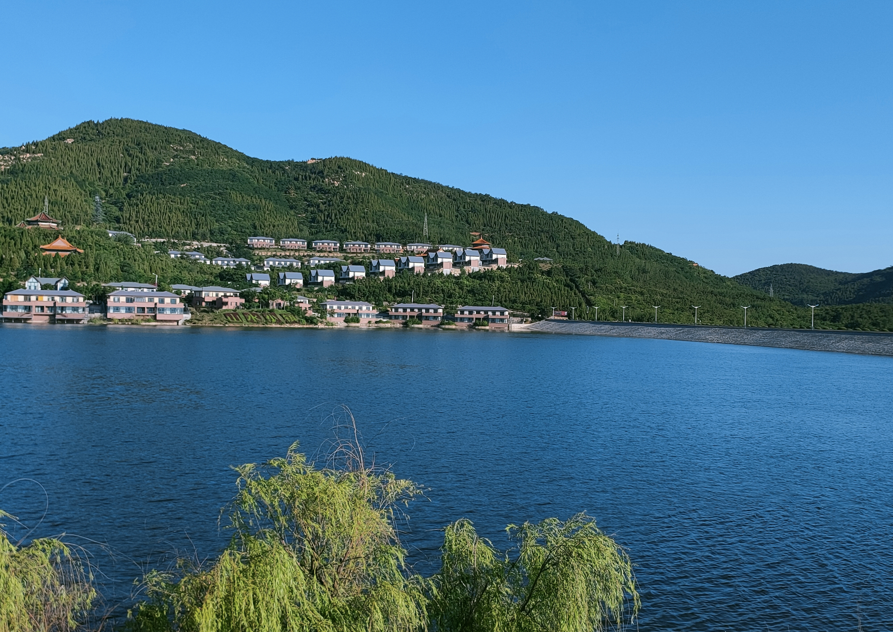 家乡小城,依山傍海,四季分明,经济强市.全国百强县前列.