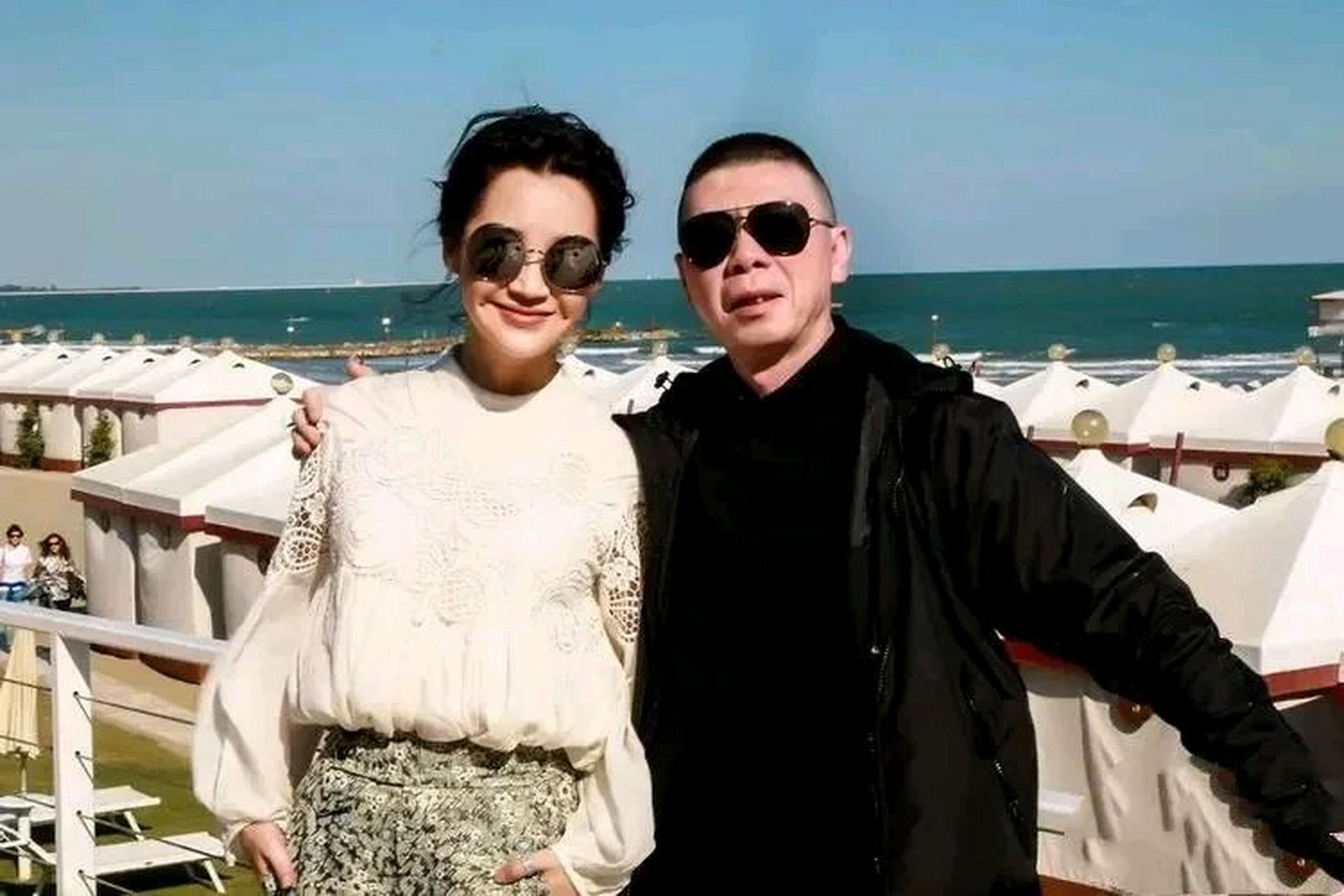 许晴,冯小刚同游欧洲,冯小刚黑衣黑裤,许晴身材前凸后翘,举止亲密似多