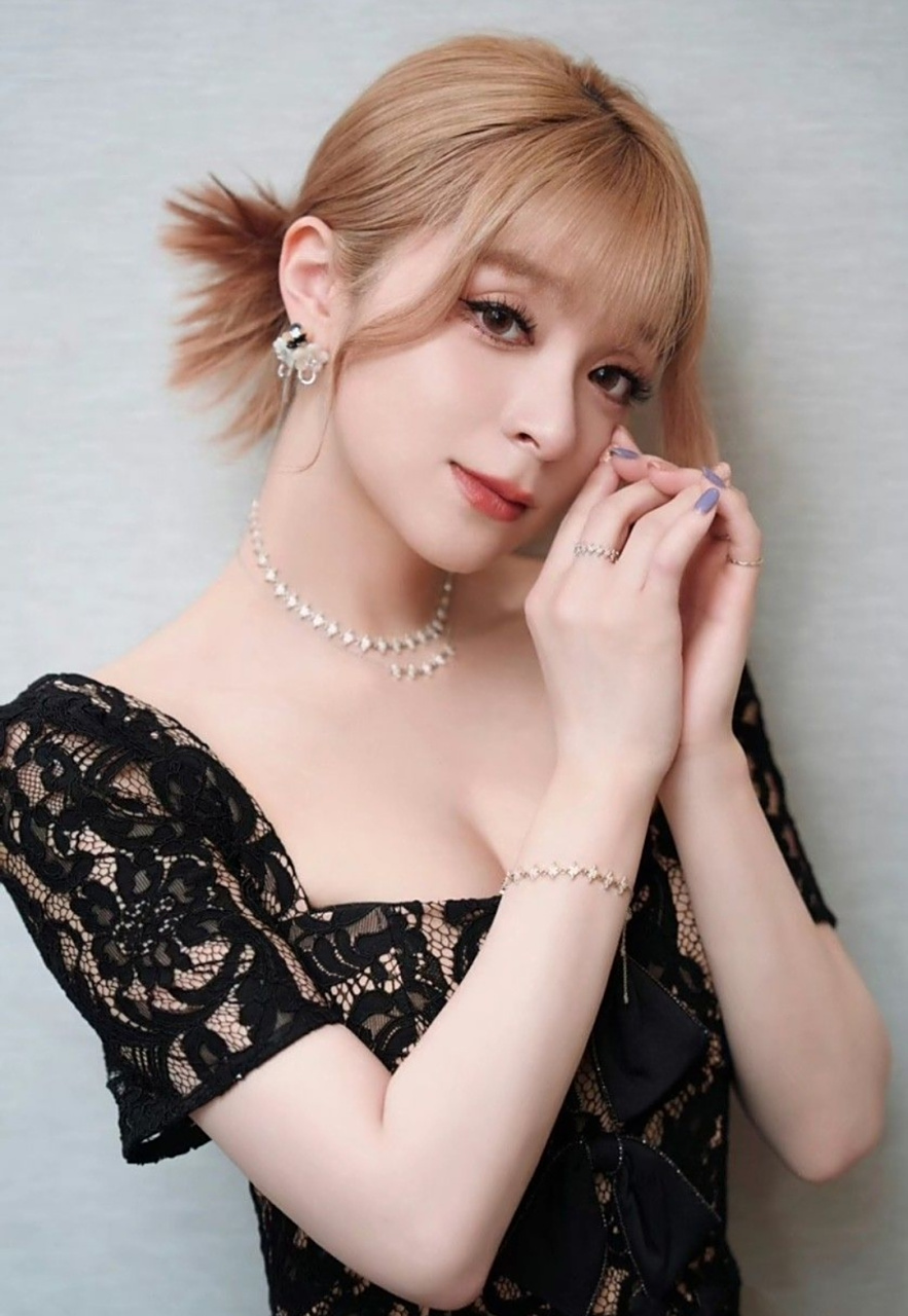 美依礼芽,小美,非常卡哇伊,因为一首《极乐净土》火爆整个b站,很多人