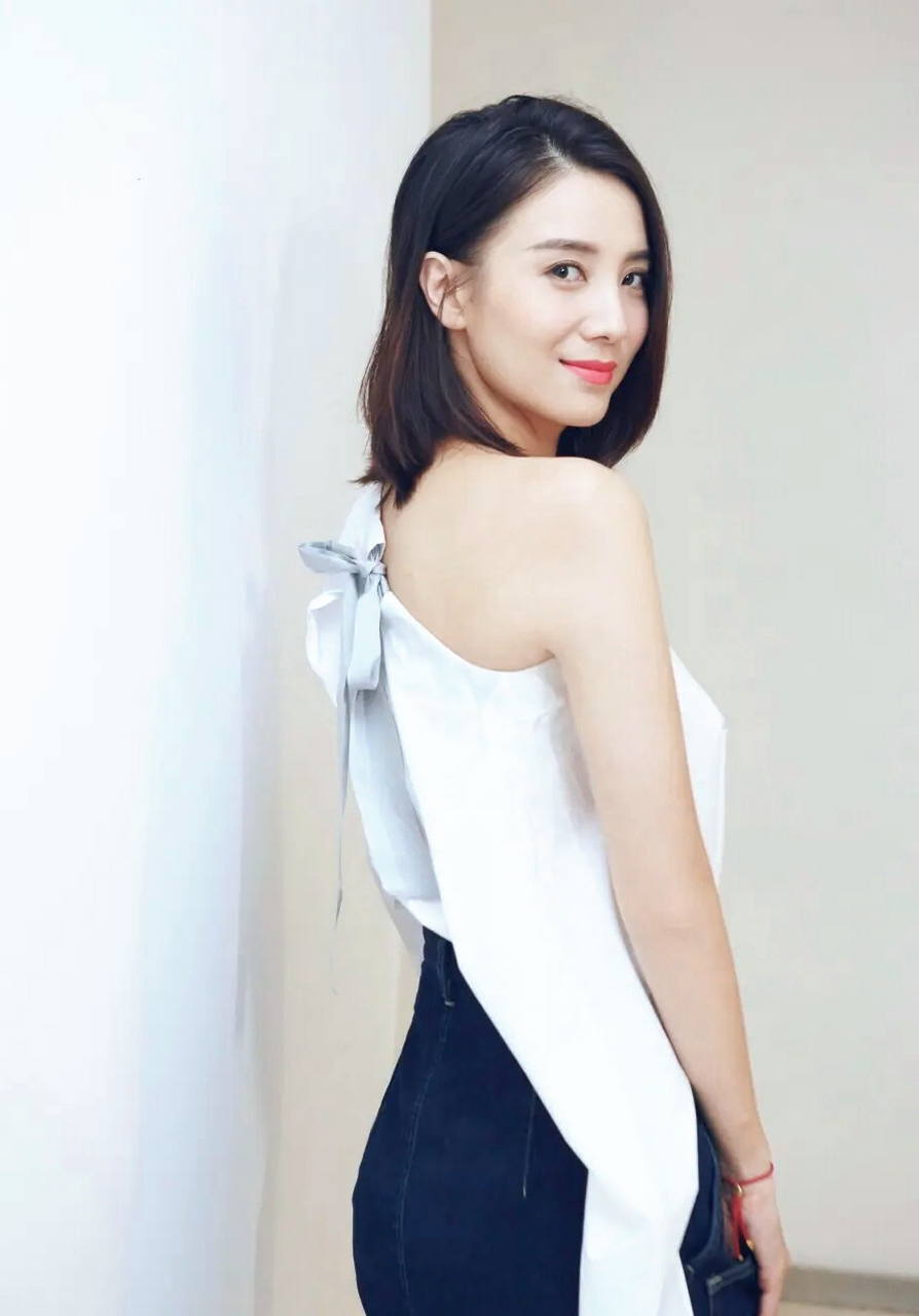 宋佳是一位身材高挑的美女演员,她的身高是173cm,这使得她在人群中