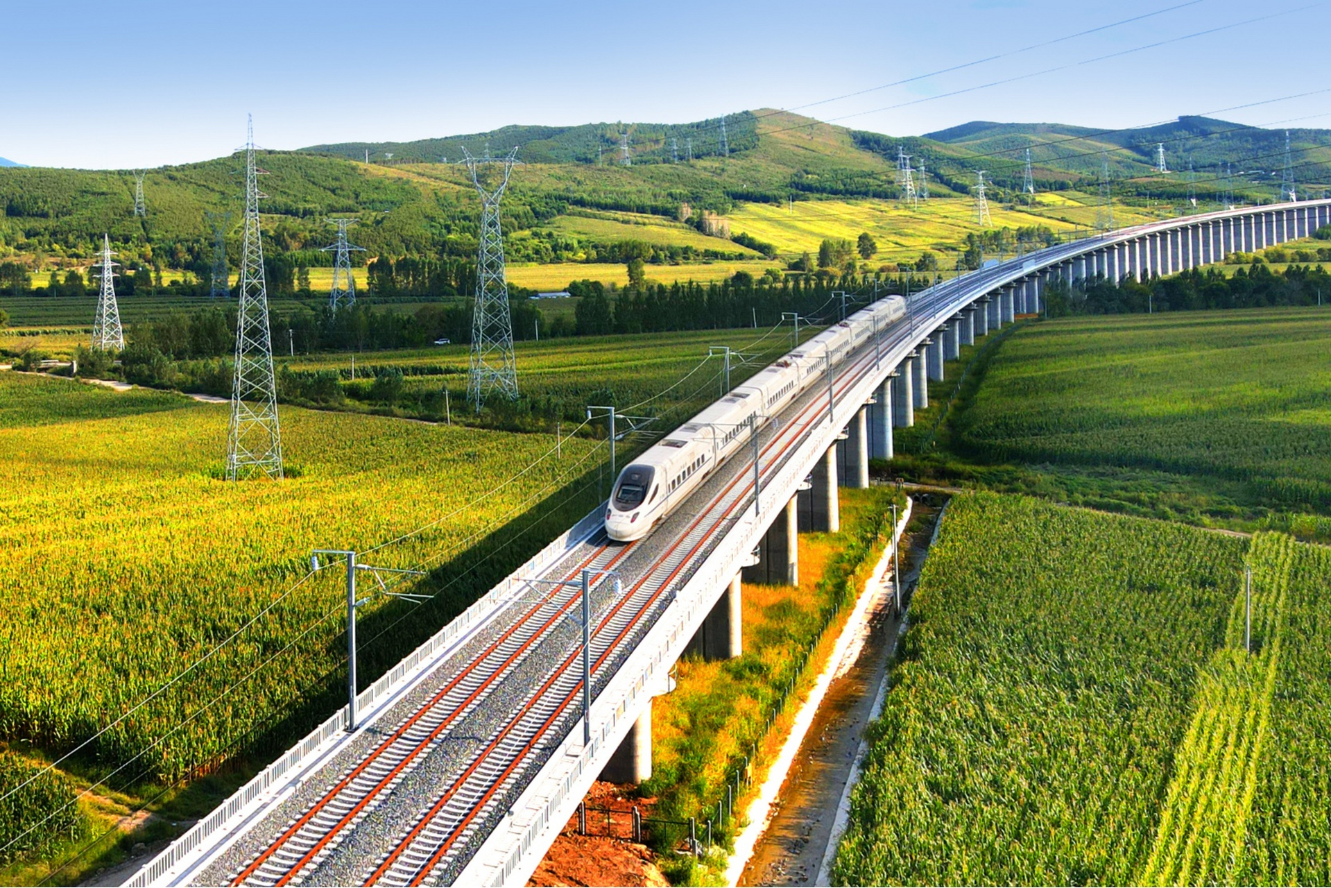 高速铁路:中国是世界上最大的高速铁路运营国家,拥有世界上最大的