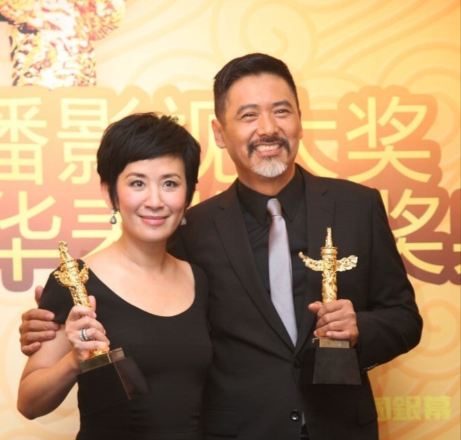 周润发跑步照片曝光,背影是头发花白的瘦老头