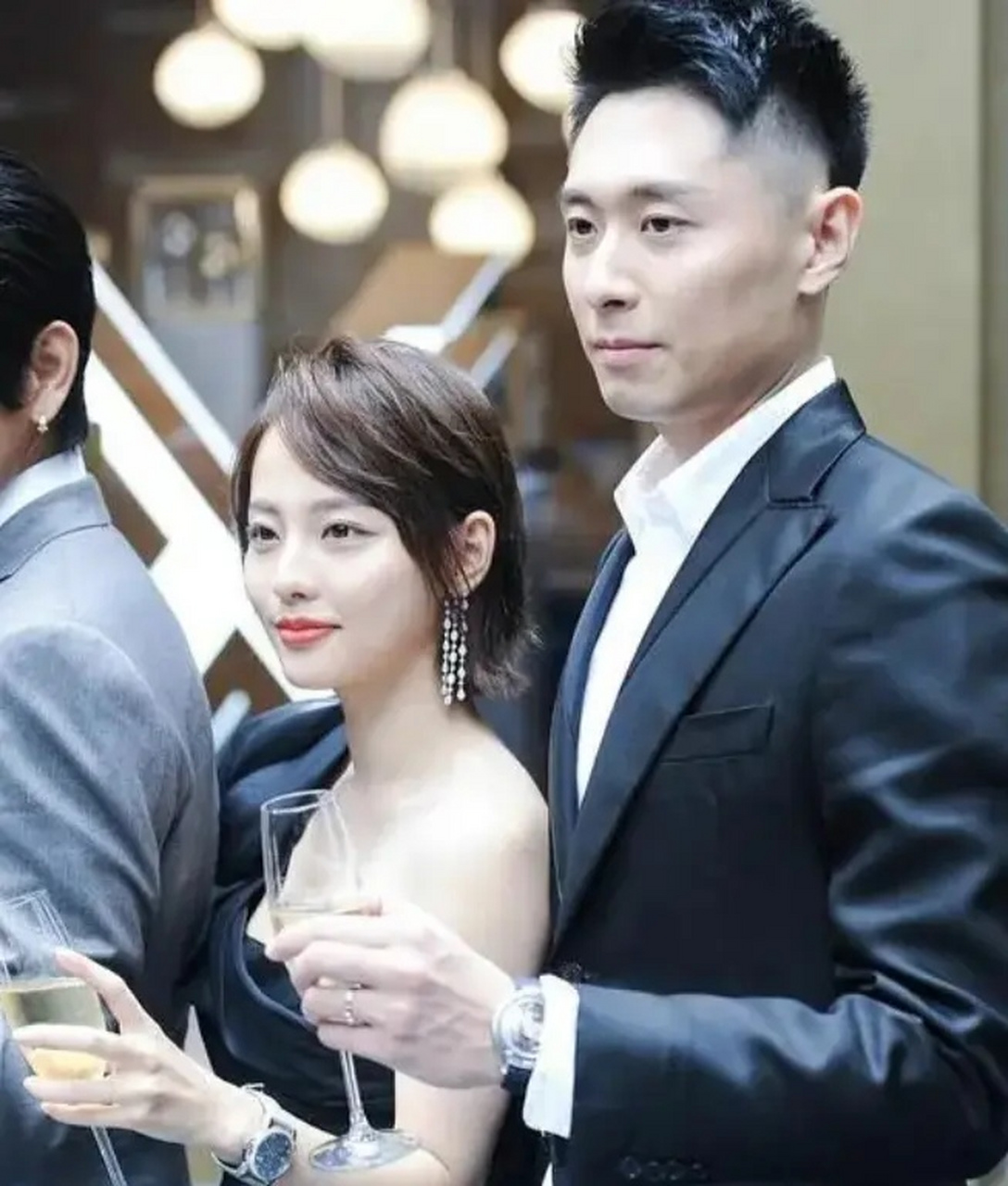 当初,嫁给超级富豪买超的张嘉倪,可谓风光无限,一套首饰就5000万,一双