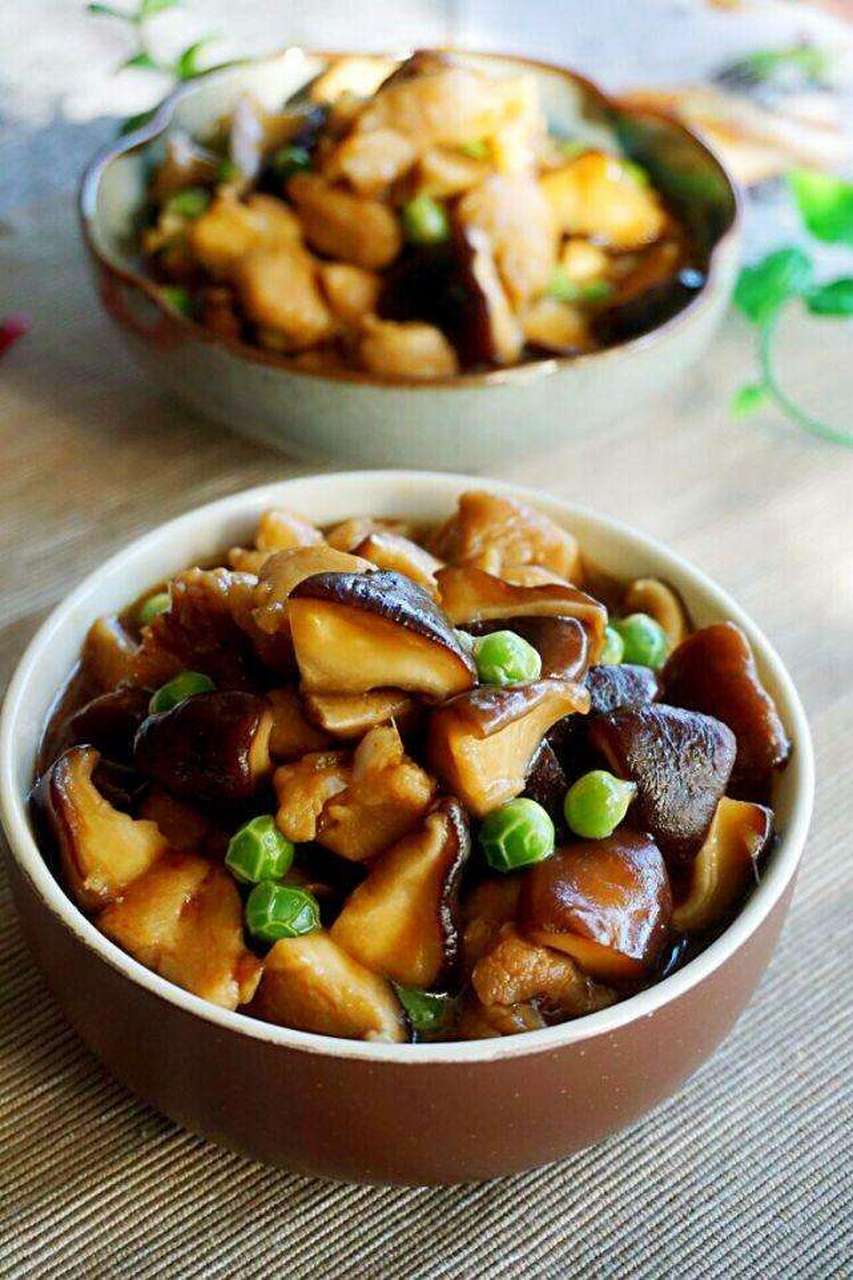 很普通的家常菜,却是最有家味道的一道菜  香菇炒肉片,  1,猪肉切成