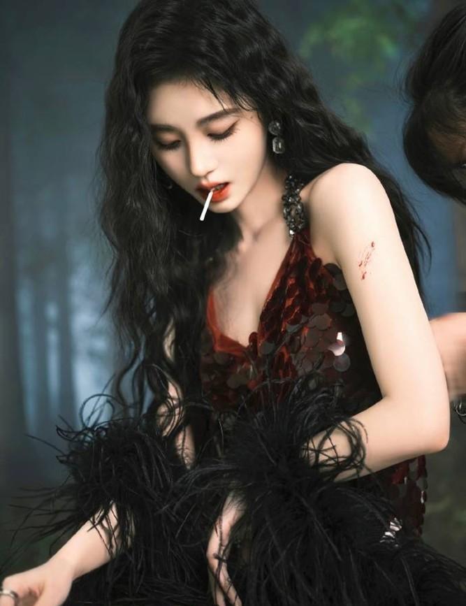 鞠婧祎烟熏妆拍大片像带刺的玫瑰,虽然美得惊人但却不敢靠近