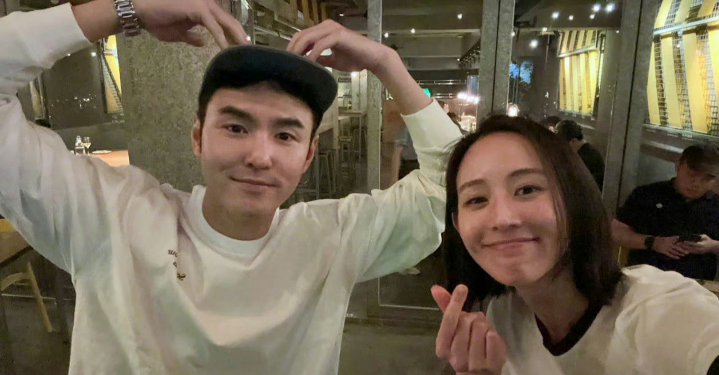 张钧甯与阮经天合照. 好朋友聚会就是很开心啊,帅哥美女友谊长存!