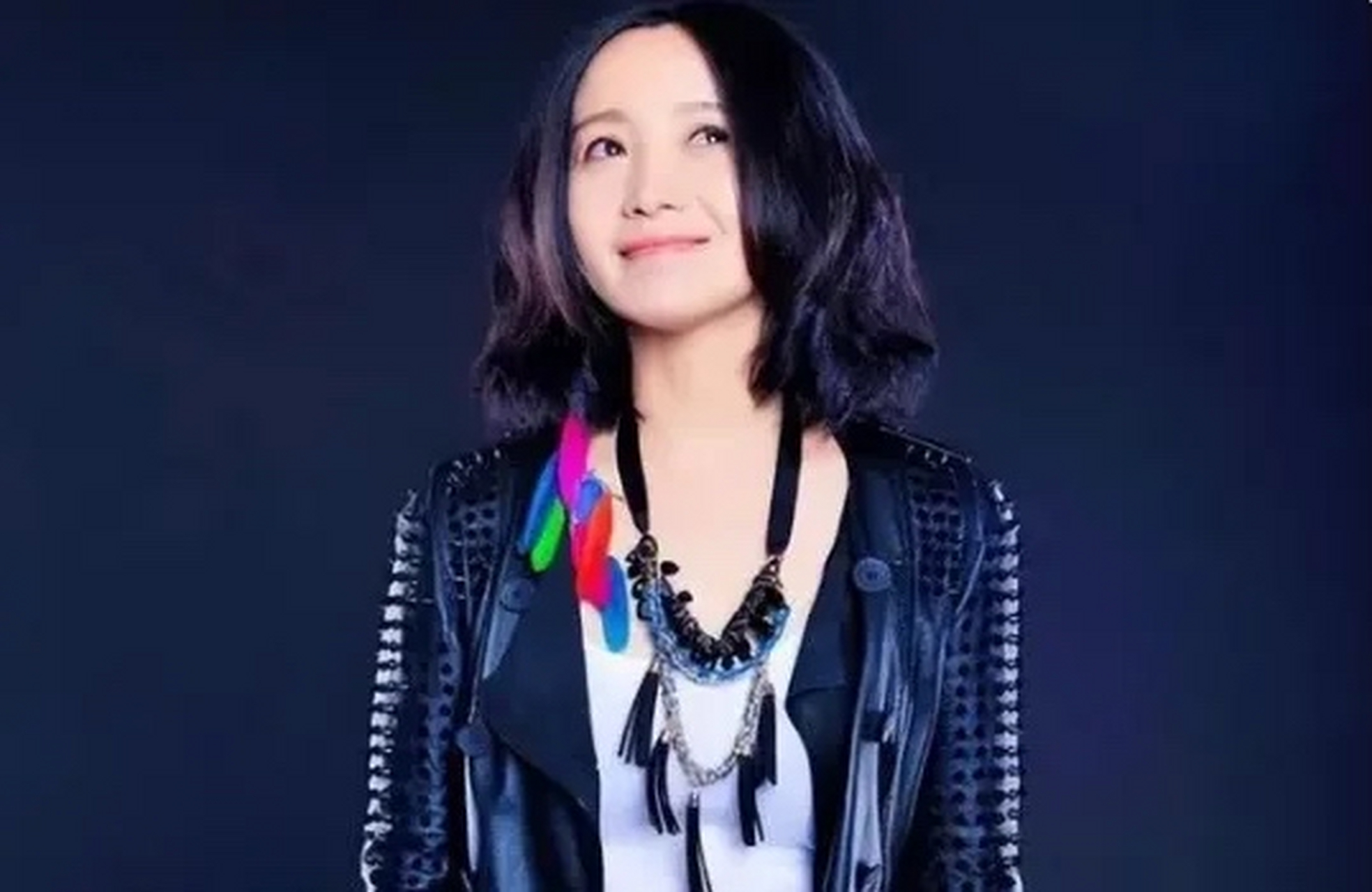 2018年的一天,臧天朔弥留之际,让妻子李梅出门等候,随后拉着斯琴格日