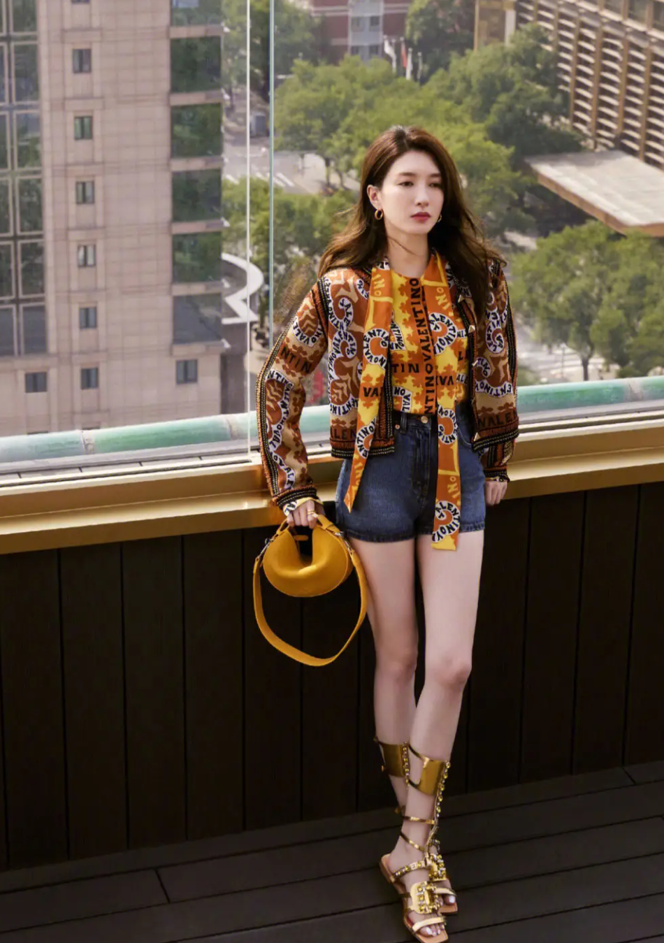 江疏影港风大片美翻天 黑色吊带裙配红唇卷发