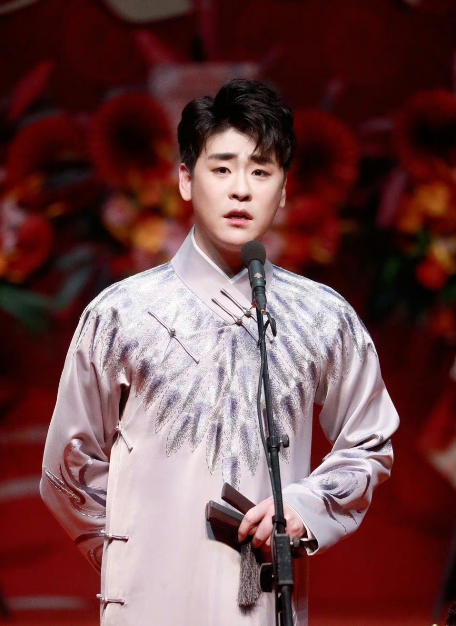 张云雷# 张云雷这是可长衫可西装啊!