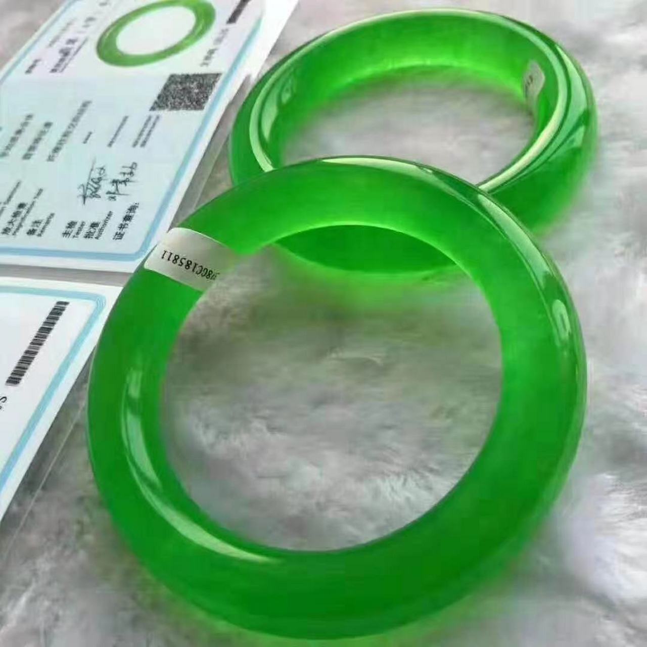 翡翠界最顶级龙石种帝王绿手镯一对,圆条58×13,绝对是世间绝品,千万
