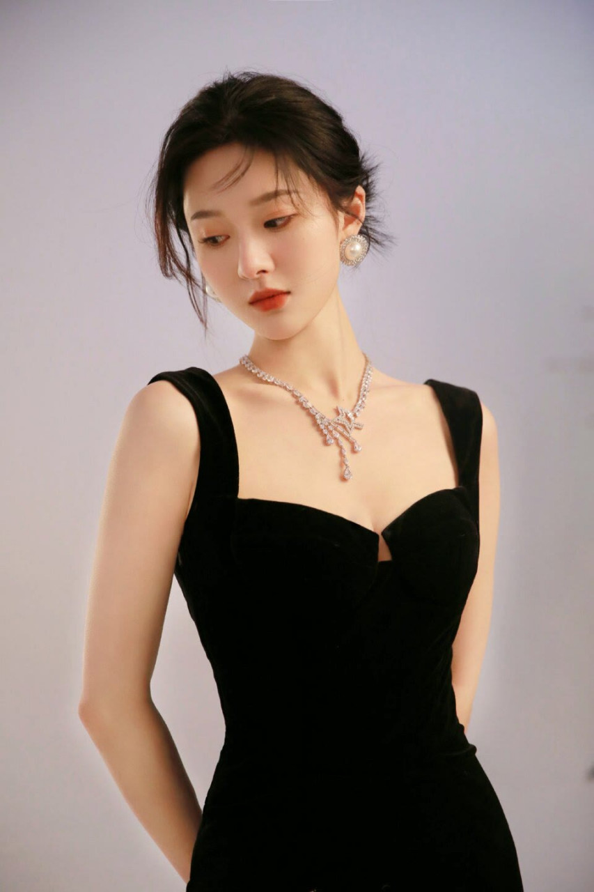 第一眼在人群中看上去,王子璇有一种安静的古典美.