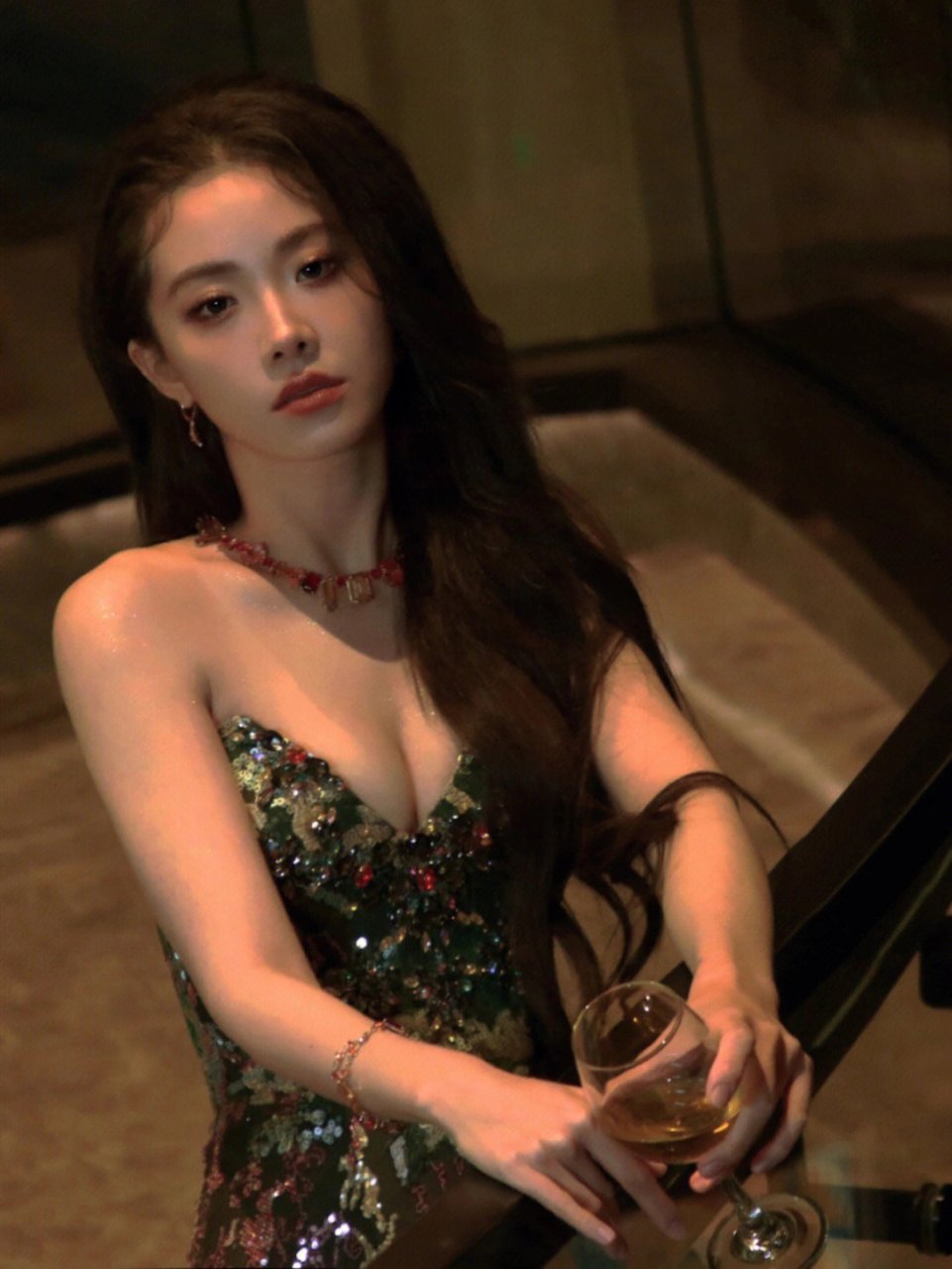 演员喻言真美,穿搭造型"真开放"性感又妩媚,藏不住女人味#超级创作