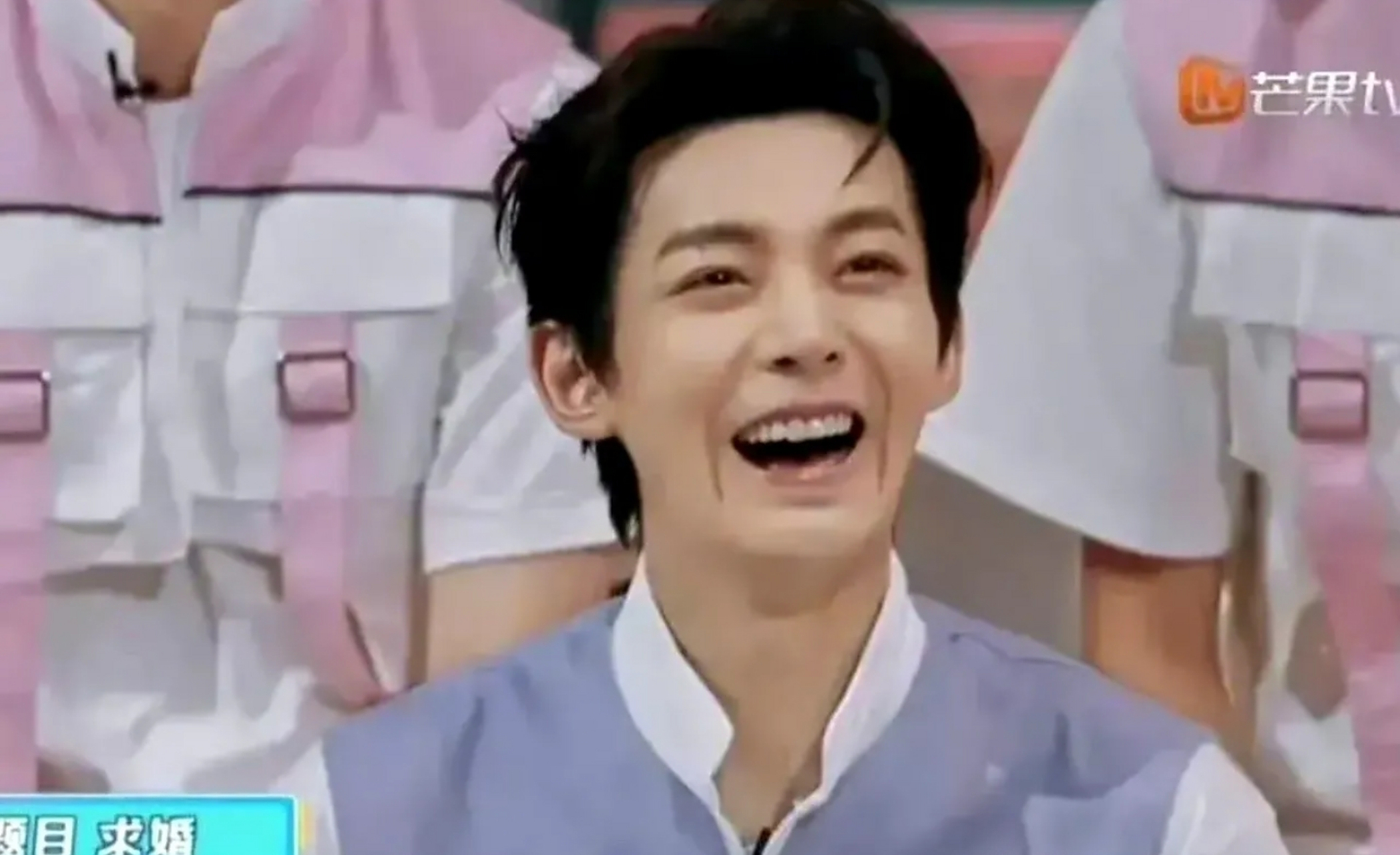 了他法令纹延伸到嘴角,再加上他的上嘴唇太薄了,所以,笑起来真的是丑