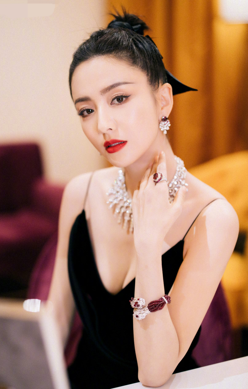 佟丽娅丸子头露出傲人天鹅颈!黑色抹胸完美衬托肌肤,肤若凝脂.