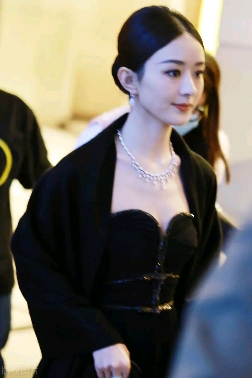 看上去特别的有气质,也很有优雅之美  赵丽颖里面穿了一身黑色的抹胸