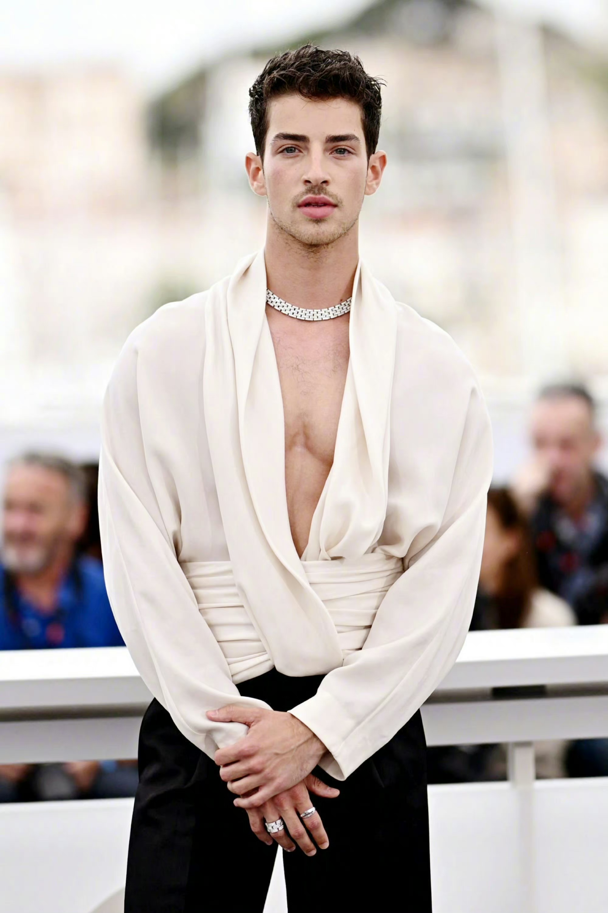 manu rios 名校风暴的马努亮相戛纳电影节媒体photocall 穿着saint
