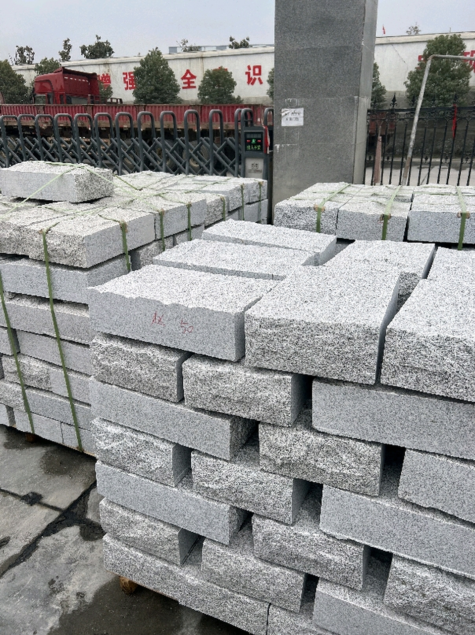 两面自然面压顶石