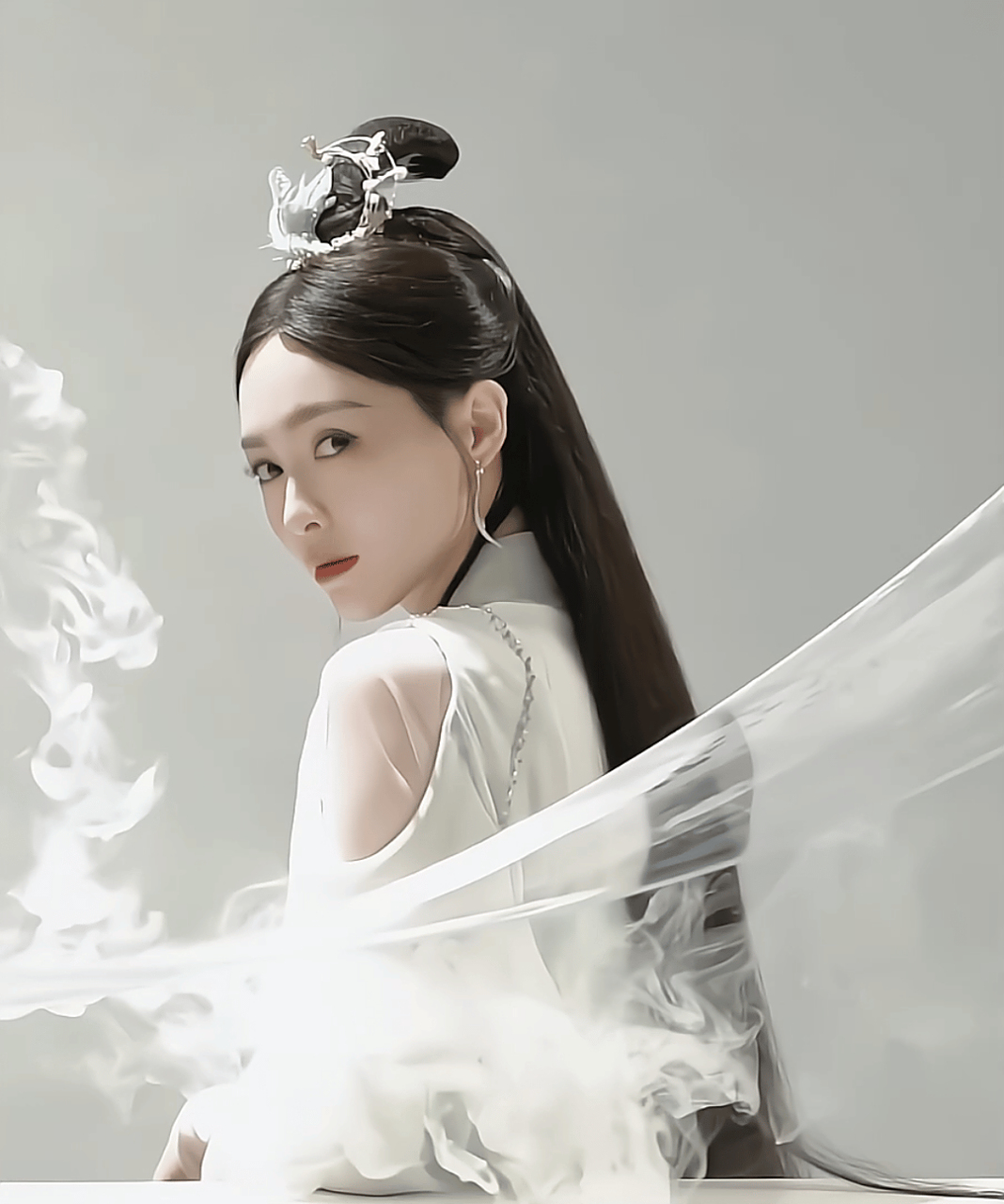 唐嫣古装撑伞氛围感#,唐嫣的古装真的好美,手撑纸伞,步履轻盈, 窈窕之