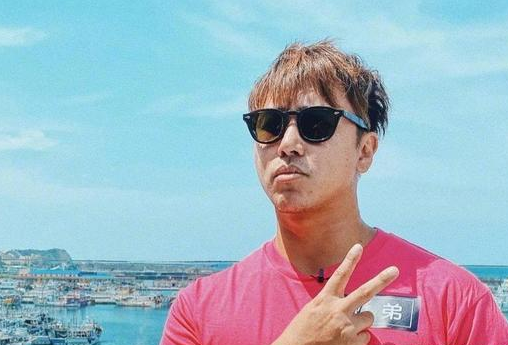欧弟成功攀上德云社?郭德纲亲口承认其大师兄身份,艺名饱含深意