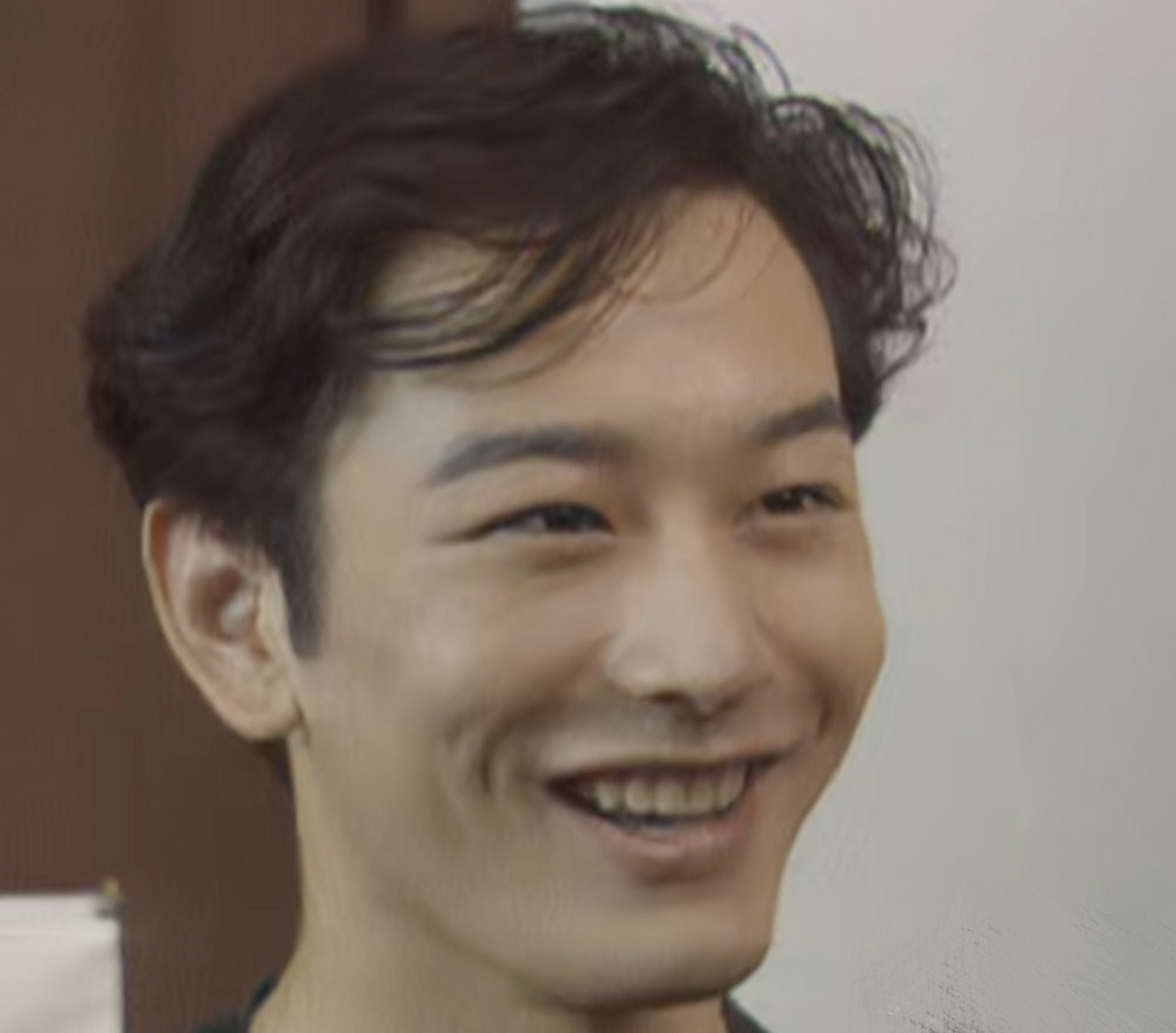 最近黄晓明的早期旧照又被挖出来了,两种颜值差距太大不像一个人,所以