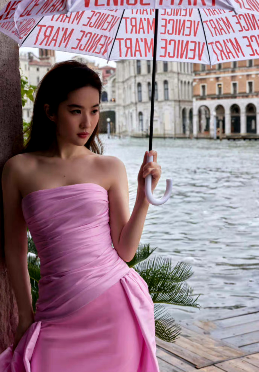 刘亦菲威尼斯活动撑伞图好美! 永远会被神仙姐姐的美貌吸引!