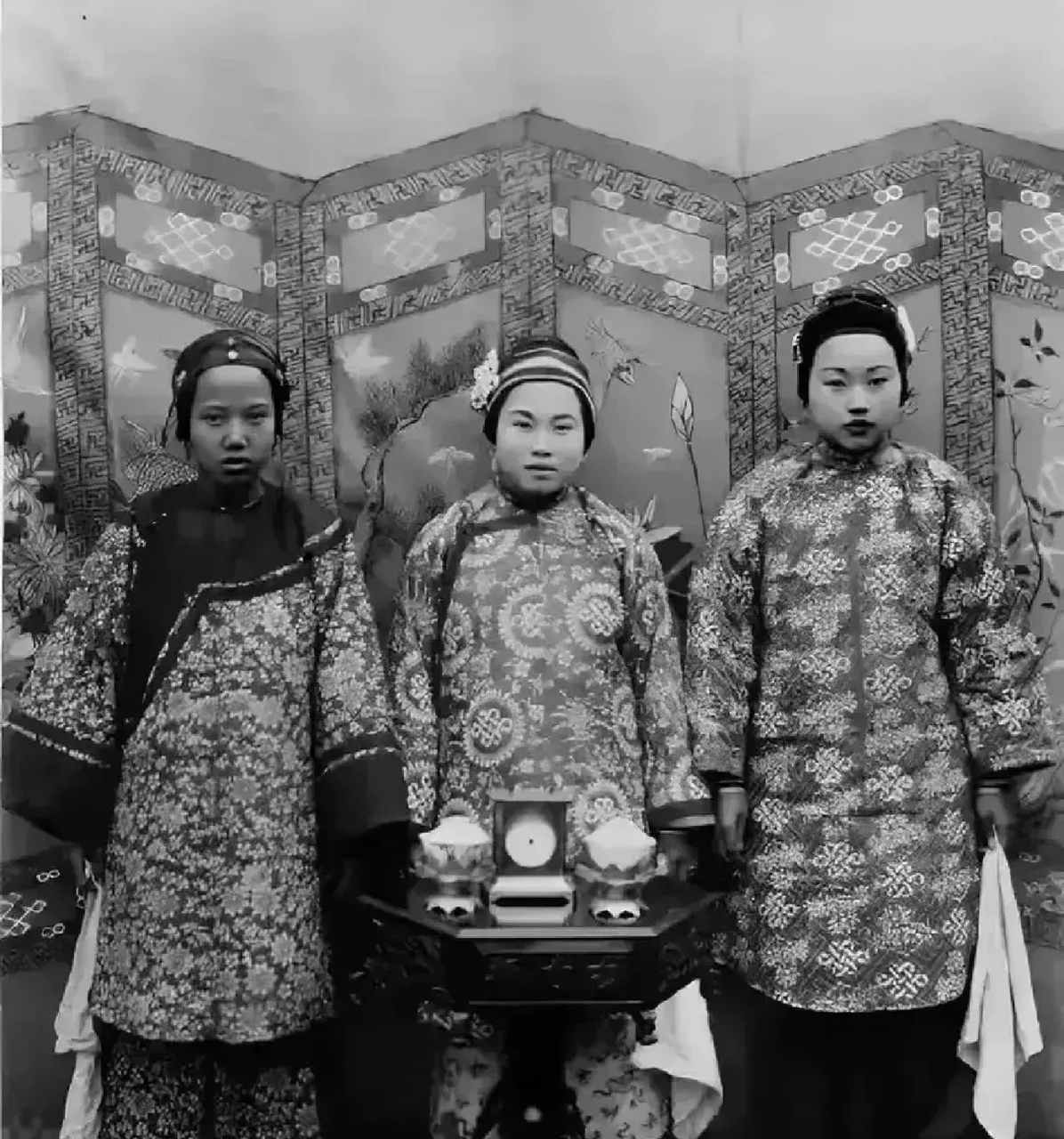 照片是晚清大户人家的三个小妾,三个女子品貌端庄,精神气都不错,在