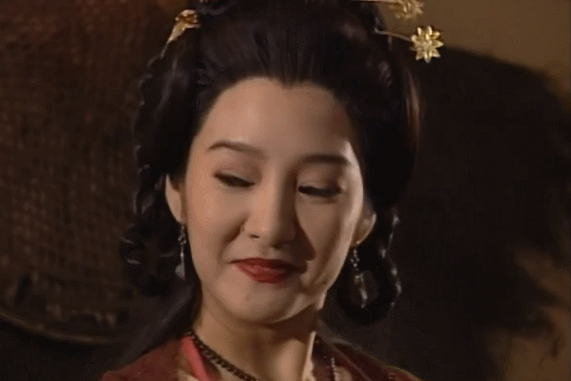 1982年,饰演天龙八部康敏的雪梨17岁,因戏生情爱上了32岁的徐少强,20