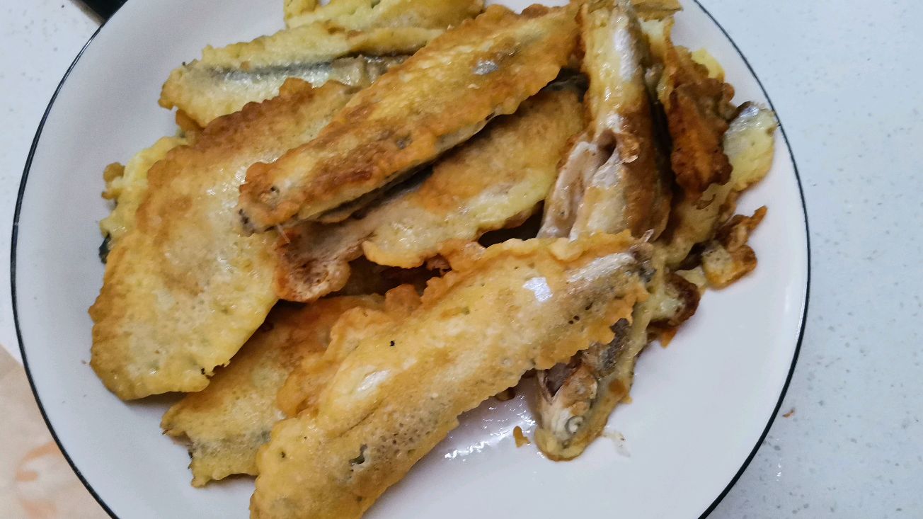 阜阳界首:新鲜小白条,裹上面糊,上锅一煎,外焦里嫩,真香