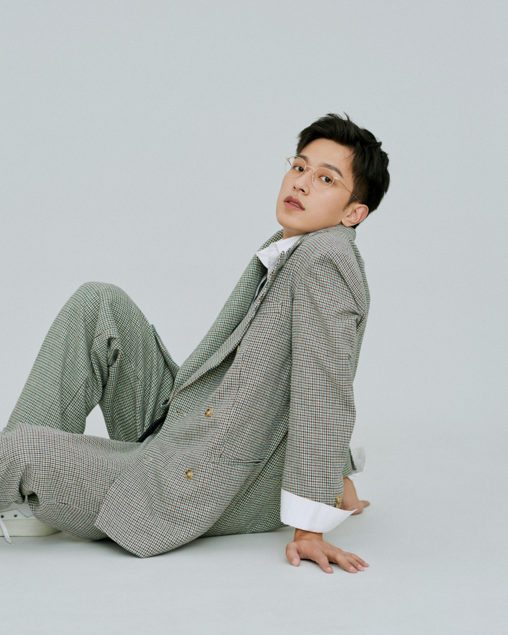 李沛恩格子西装帅气写真